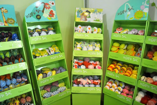 Sacola de compras dobrável RPET com estilo básico e estampa de transferência de calor embalada em uma bolsa em formato de amor